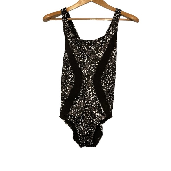 Lands' End Chlorine Resistant swimming suit size 4 - Picture 2 of 6